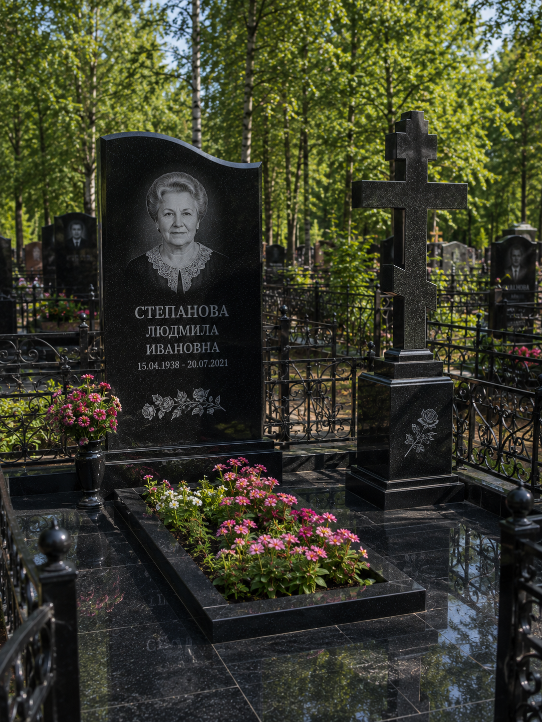 Комплекс с памятником и крестом